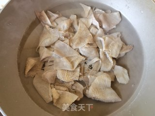 蒜蓉辣酱炒毛肚的做法步骤：2