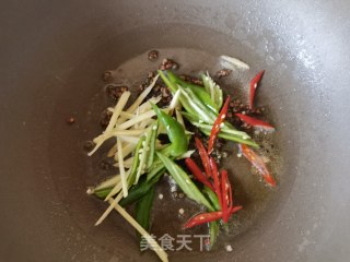 蒜蓉辣酱炒毛肚的做法步骤：7
