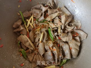 蒜蓉辣酱炒毛肚的做法步骤：12