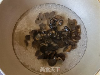 香菜木耳拌虾仁的做法步骤：4