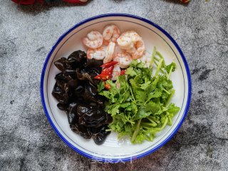 香菜木耳拌虾仁的做法步骤：8