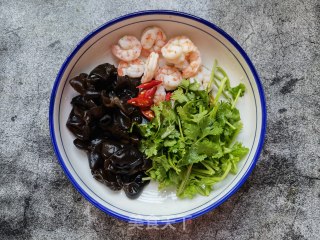 香菜木耳拌虾仁的做法步骤：9