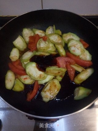 西红柿丝瓜炒鸡蛋的做法步骤：3