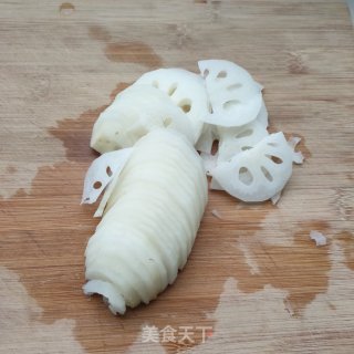 蜜汁胭脂藕的做法步骤：1