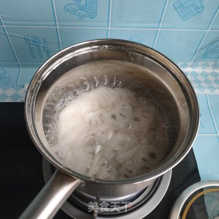 蜜汁胭脂藕的做法步骤：2