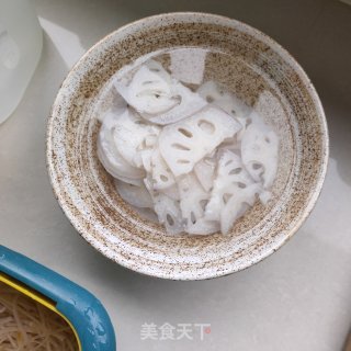 蜜汁胭脂藕的做法步骤：3
