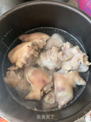 珐琅锅炖猪脚莲藕的做法步骤：3