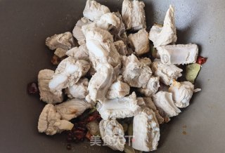 洋葱土豆炖排骨的做法步骤：8