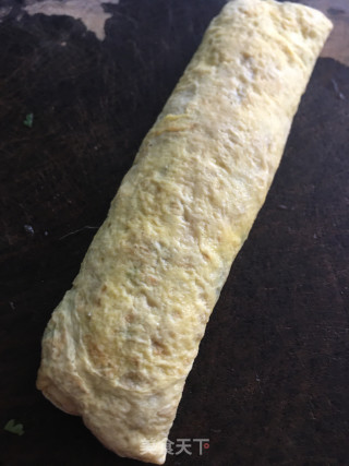 辣椒韭菜炒鲮鱼蛋卷的做法步骤：1