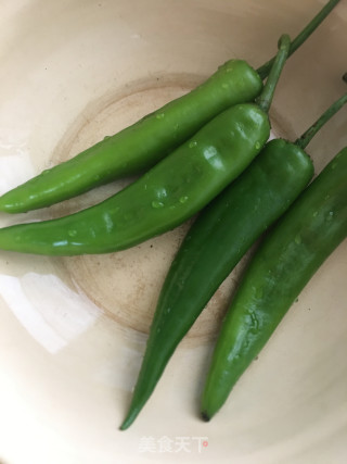 辣椒韭菜炒鲮鱼蛋卷的做法步骤：2