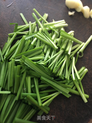 辣椒韭菜炒鲮鱼蛋卷的做法步骤：5