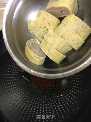 辣椒韭菜炒鲮鱼蛋卷的做法步骤：6
