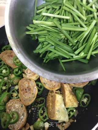 辣椒韭菜炒鲮鱼蛋卷的做法步骤：8