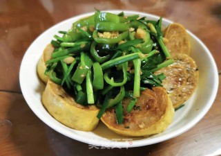 辣椒韭菜炒鲮鱼蛋卷的做法步骤：9