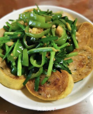 辣椒韭菜炒鲮鱼蛋卷的做法步骤：10