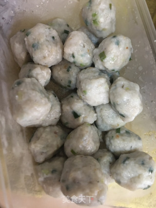 鲮鱼丸萝卜丝汤的做法步骤：2