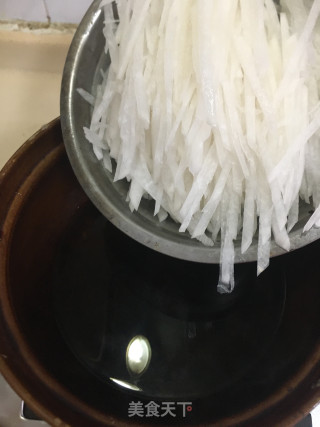 鲮鱼丸萝卜丝汤的做法步骤：4