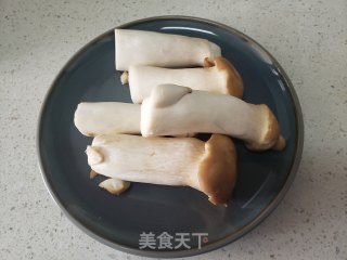尖椒炒杏鲍菇的做法步骤：1