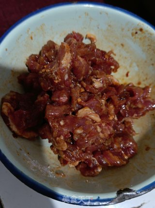 芹菜炒牛肉的做法步骤：1