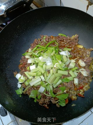 芹菜炒牛肉的做法步骤：4