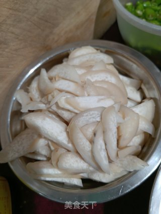 杏鲍菇炒肉片的做法步骤：1