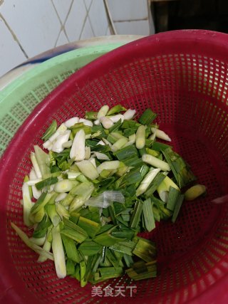 蒜苗五花肉的做法步骤：1