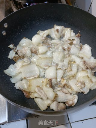 蒜苗五花肉的做法步骤：2