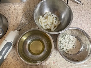酥炸鱿鱼圈 — 蛋白面糊版的做法步骤：1