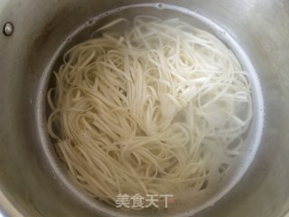 虫草花排骨清汤面的做法步骤：3