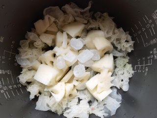 冰糖莲藕银耳汤的做法步骤：5