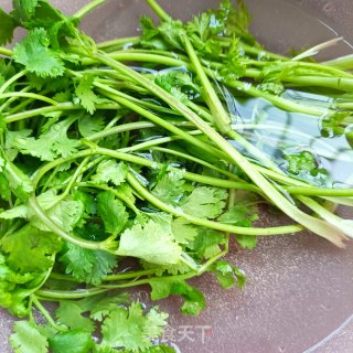 香菜拌熟肉的做法步骤：2