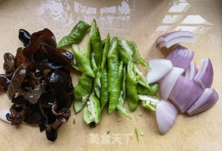 蒜蓉辣酱炒鸡蛋的做法步骤：1
