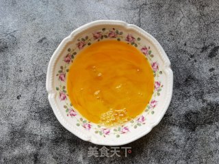 蒜蓉辣酱炒鸡蛋的做法步骤：2