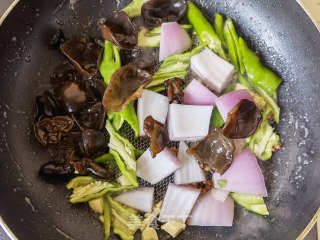 蒜蓉辣酱炒鸡蛋的做法步骤：6