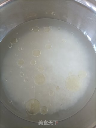 海鲜砂锅粥的做法步骤：1