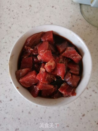 黑胡椒杏鲍菇牛肉粒的做法步骤：2