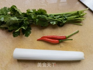 香菜葱白拌海参的做法步骤：1