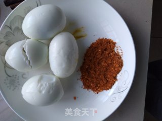 美味的煮鸡蛋，配上好吃的调料。的做法步骤：4