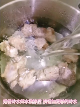 莲藕排骨汤的做法步骤：1