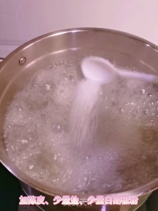 莲藕排骨汤的做法步骤：3