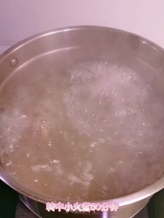 莲藕排骨汤的做法步骤：4