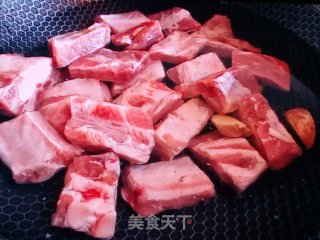 板栗焖排骨的做法步骤：1
