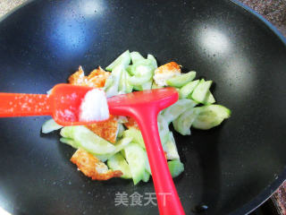 煎鸡蛋炒黄瓜的做法步骤：8