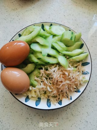 虾皮黄瓜炒鸡蛋的做法步骤：1