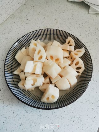 韩式鱼丸炒莲藕的做法步骤：1