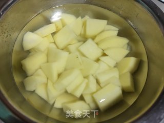 烩土豆块的做法步骤：1