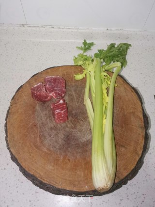芹菜炒肉丝的做法步骤：1