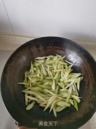 芹菜炒肉丝的做法步骤：3