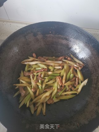 芹菜炒肉丝的做法步骤：4