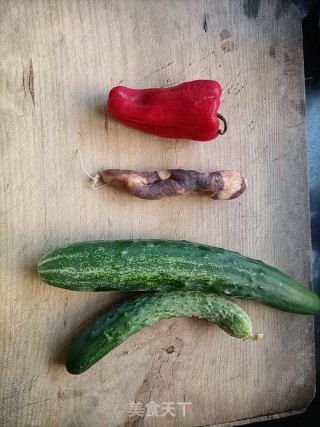 香肠炒青瓜的做法步骤：1